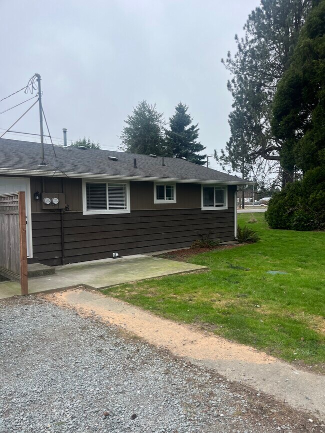 Building Photo - 13075 Avon Allen Rd