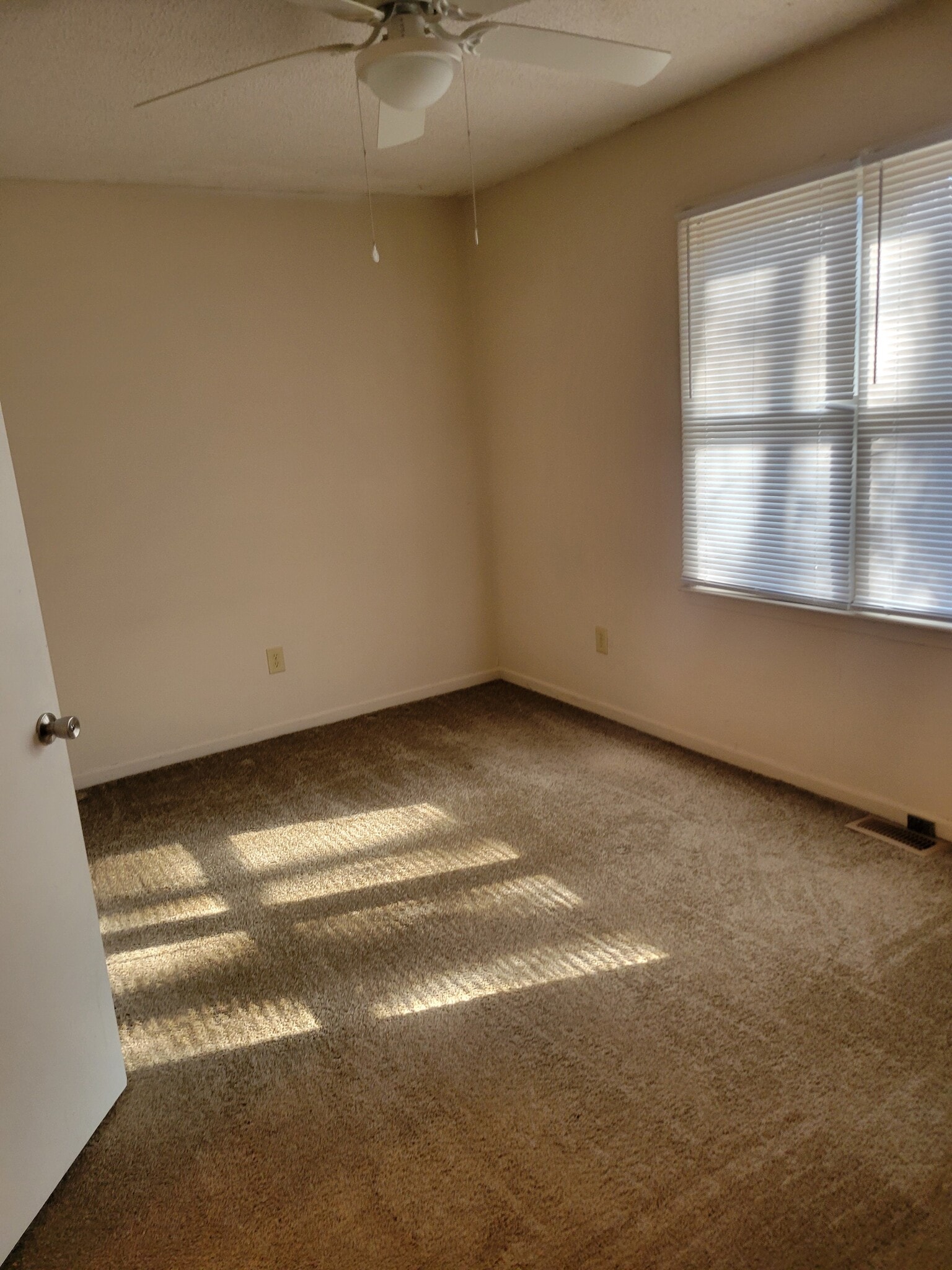 Master bedroom - 208 Glamorgan Dr