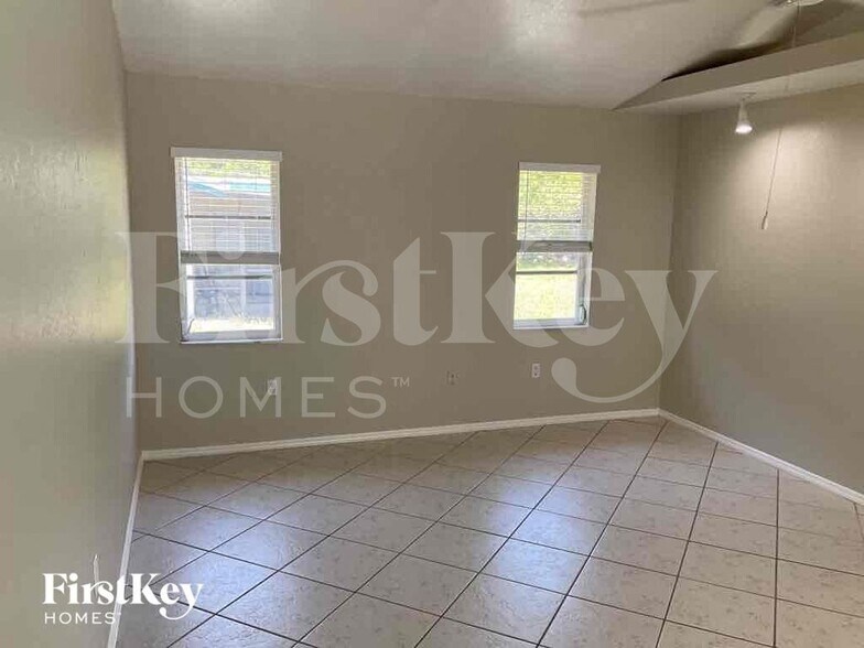 Building Photo - 820 Springview Ave NW