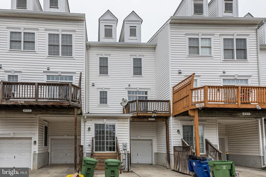 Building Photo - 833 Ramsay St