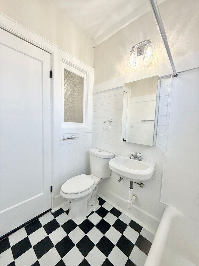 Building Photo - Unique Studio w/ Hardwoods in Small 1920's Complex