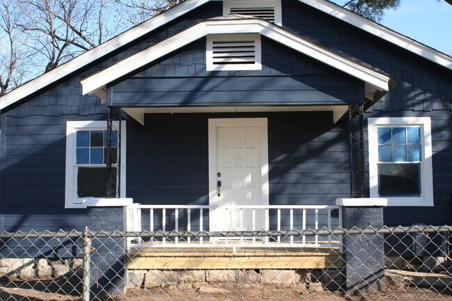 Building Photo - Beautiful North Side Craftsman!