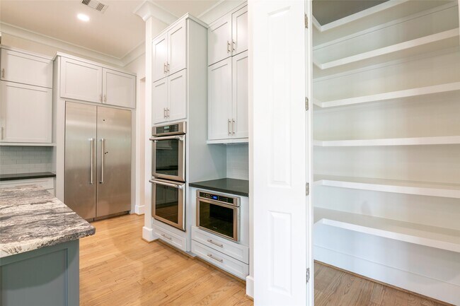 Building Photo - 1507 Martin St