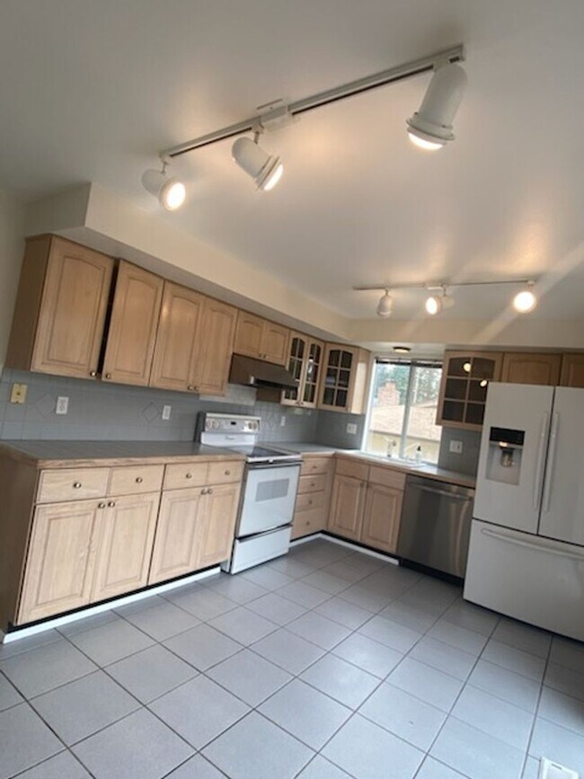 Building Photo - $3950 2520 SqFt, SFH/4BDR,2BA,office/Garag...