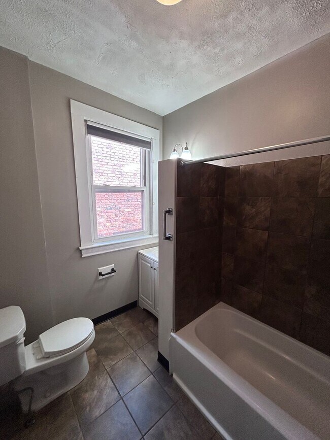 Building Photo - 5 Bedroom 1.5 Bath Home| Brighton Heights ...