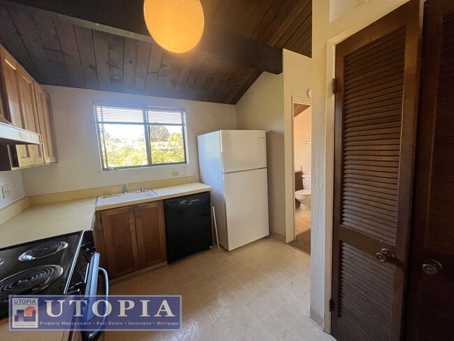Building Photo - Bright and cozy 2-Bedroom, 2 Bathroom loca...