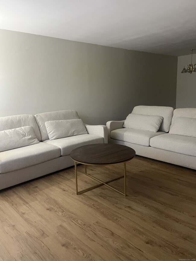 Building Photo - 244 High Path Rd