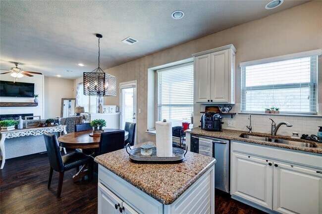 Building Photo - 5901 Scenic Lake Dr