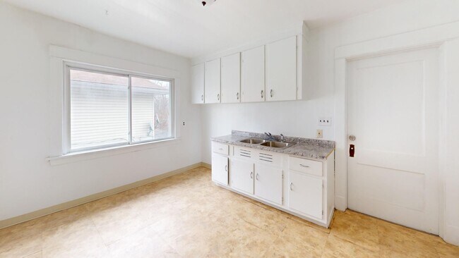 Building Photo - 2 bedroom/1 bath (upper unit)- 1ST MONTH FREE IF LEASE SIGNED BY 10/15