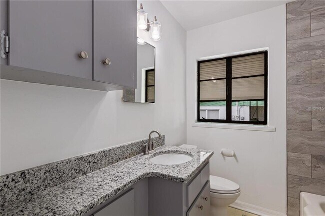 Building Photo - 112 S Fern Rd