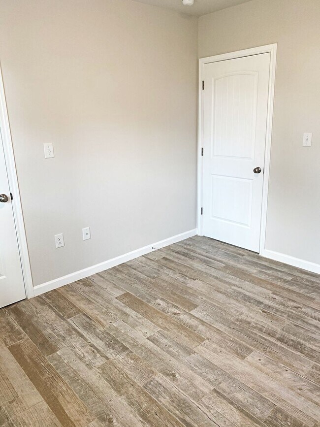 Building Photo - 380 Bower Rd