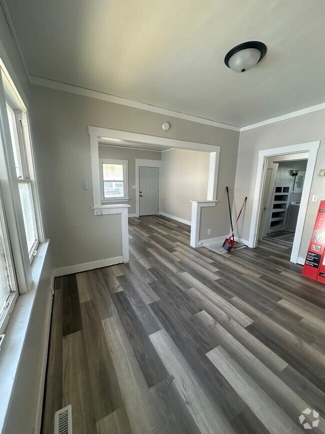 Building Photo - CENTRALLY LOCATED 2 BEDROOM
