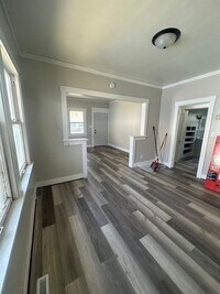 Building Photo - CENTRALLY LOCATED 2 BEDROOM