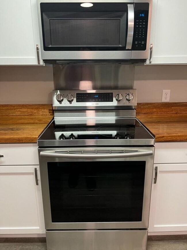 Building Photo - Gorgeous Home in the Heart Hinesville