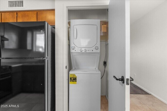 Building Photo - 6438 E Butte St