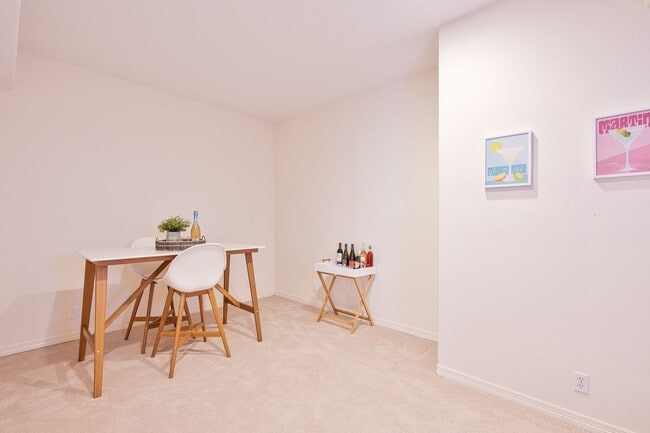 Building Photo - BEAUTIFUL 5 Bedroom Home in the Sought-After Hillshire Estates of Bull Mountain