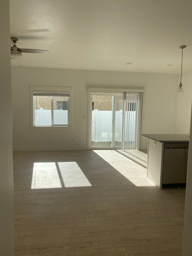 Building Photo - 3 BED, 2.5 BATH TOWNHOME IN SUGAR CITY WITH THE HOA and INTERNET INCLUDED!!