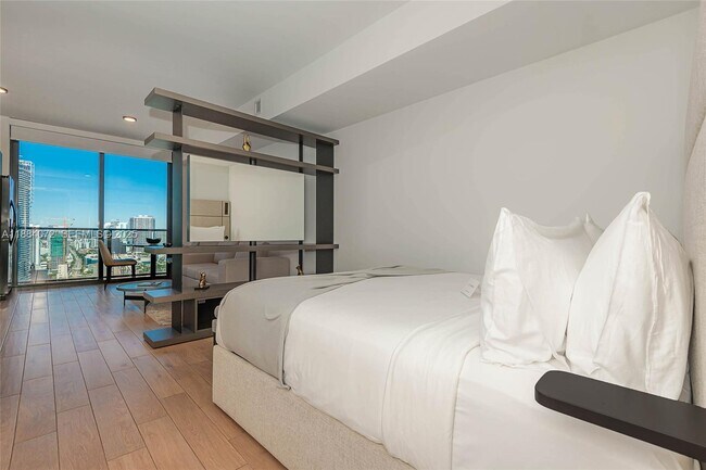 Building Photo - 398 NE 5th St