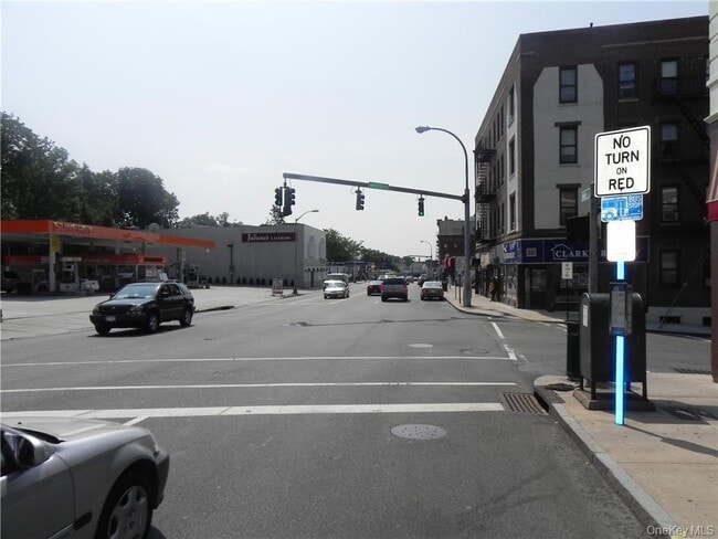 Building Photo - 675 Main St