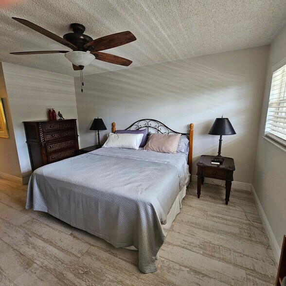 Building Photo - 575 Oaks Ln