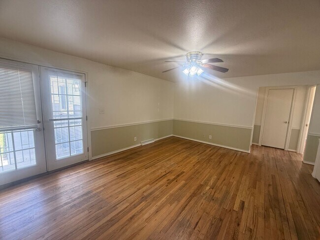 Building Photo - $0 DEPOSIT OPTION. CLASSIC CHARACTER MEETS COMFORT: 2-BED, 1-BATH IN AN INVITING TRIPLEX