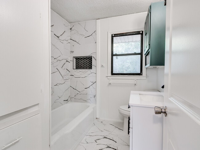 Building Photo - 2921 NE 17th Ave