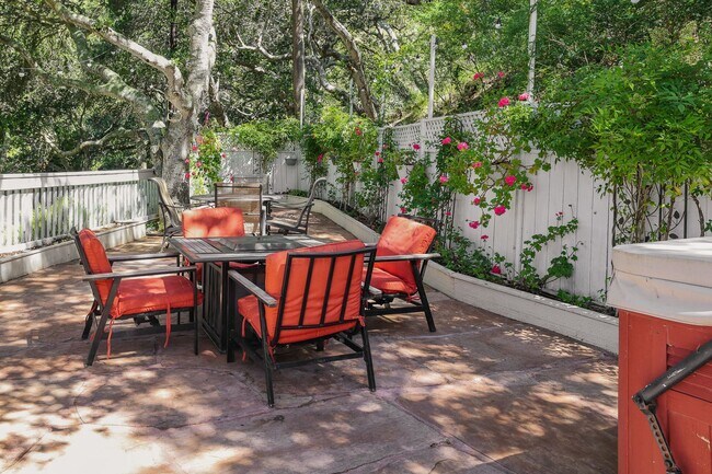 Building Photo - Luxury furnished retreat in Carmel Valley