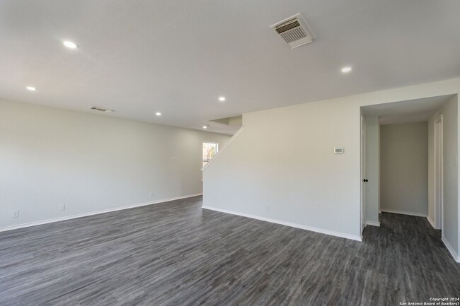 Building Photo - Beautiful, fully remodeled 3 bedroom, 2.5 ...