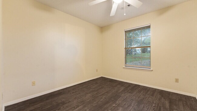 Building Photo - "Cozy 3-Bedroom Fayetteville Home with Mod...