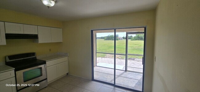 Building Photo - Welcome home! This beautifully updated Duplex 2BR/2BA