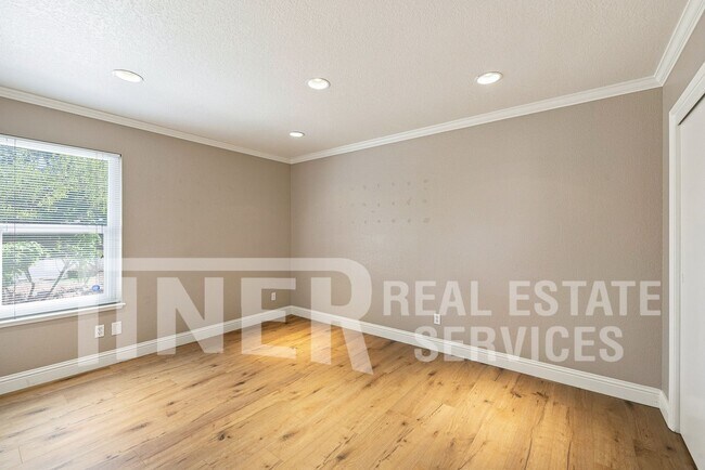 Building Photo - 639 Flower Dr