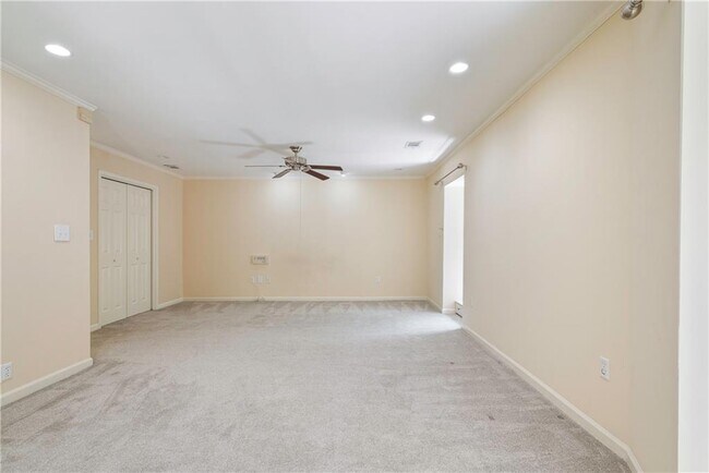 Building Photo - 25309 Plantation Dr NE