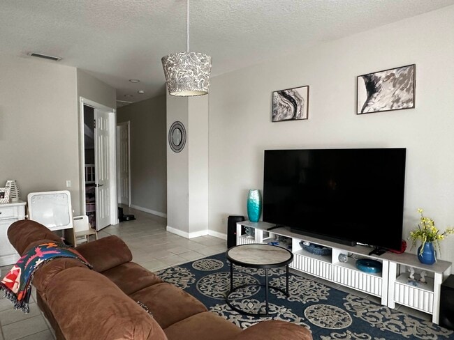 Building Photo - 2023 Valencia Dr