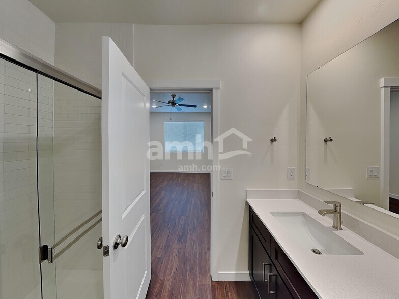 Building Photo - 1565 N Barkvine Ave