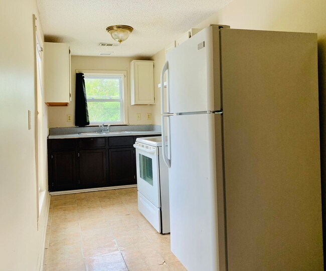 Building Photo - 802 N B St