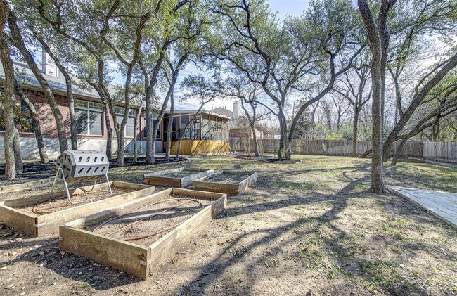 Building Photo - 6005 Sierra Leon