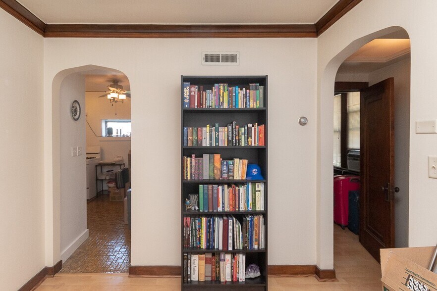 Building Photo - 3621 N Paulina St