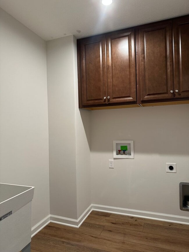 Building Photo - Welcome to this stunning 4-bedroom, 2.5-ba...