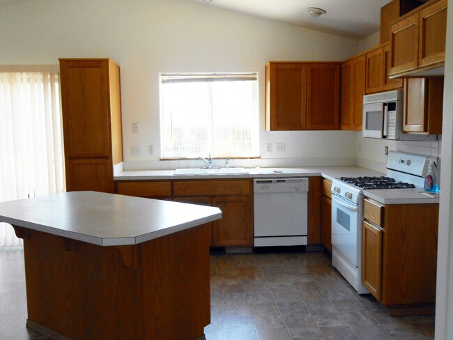 Building Photo - VIDEOTOUR: Across from Mt View High School...