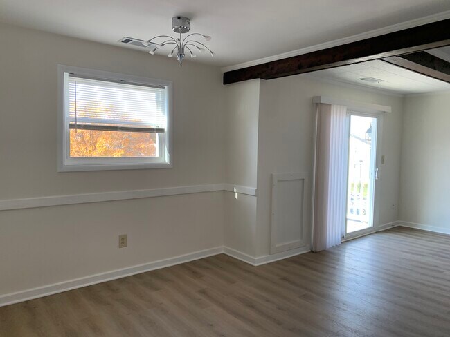 Building Photo - 11 Warren Lodge Ct