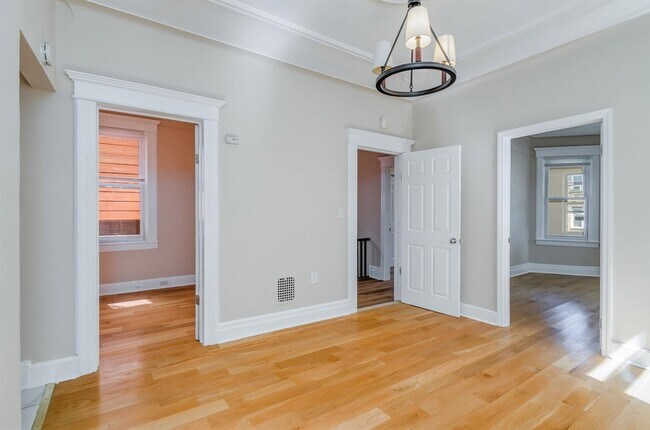 Building Photo - 124 W 54th St