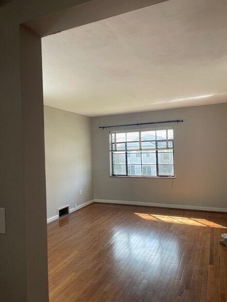 Living Room - 814 Ellison Ave