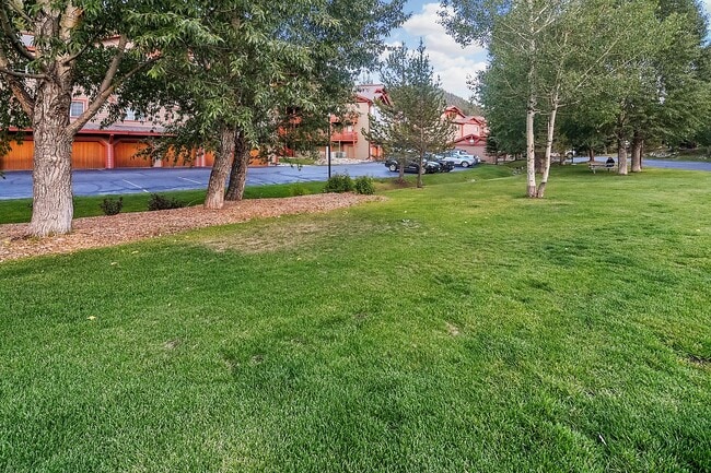 Building Photo - Furnished! Updated 3bed/3bath! 1 car garag...