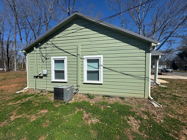 Building Photo - 3/1.5 update home in Shelby, NC