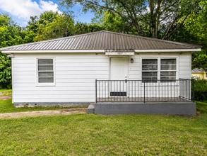 Building Photo - Move-in Special: Receive a $300 gas card with approved application and signed lease.-167 2nd ST S...