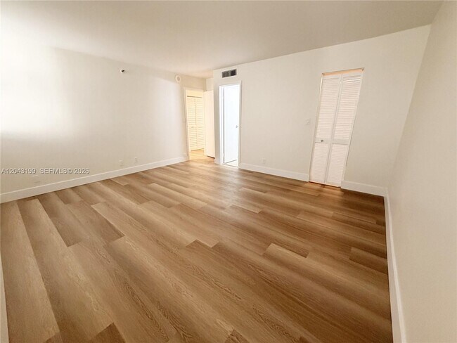Building Photo - 2625 Collins Ave