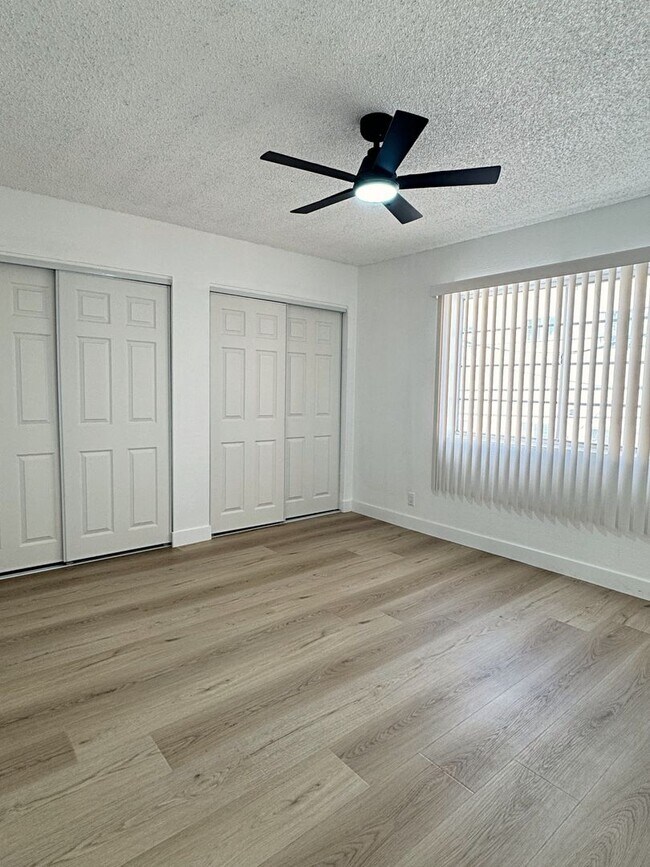 Building Photo - Bright Upstairs 2-Bedroom Apartment in Prime Long Beach Location