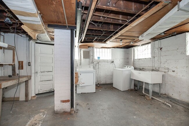 Building Photo - 3300 Dellwood Rd