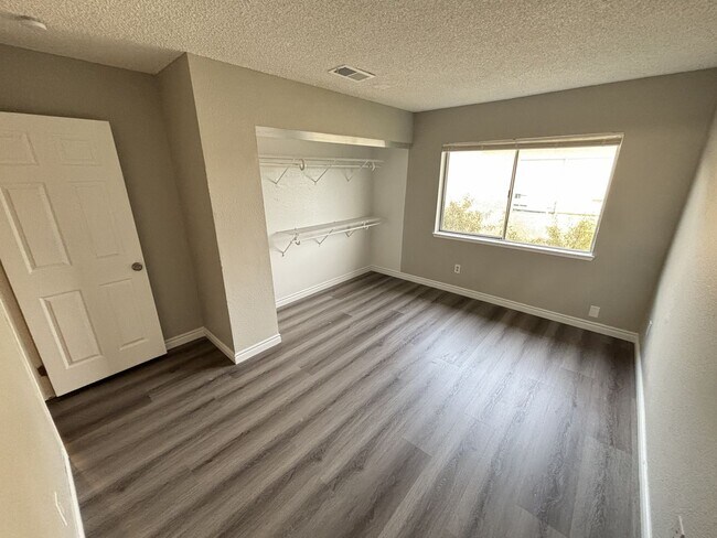 Building Photo - 3431 E Cheyenne Ave