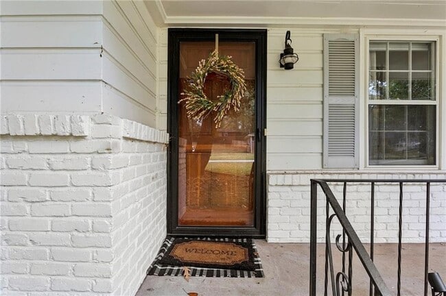 Building Photo - 2592 Woodacres Rd NE